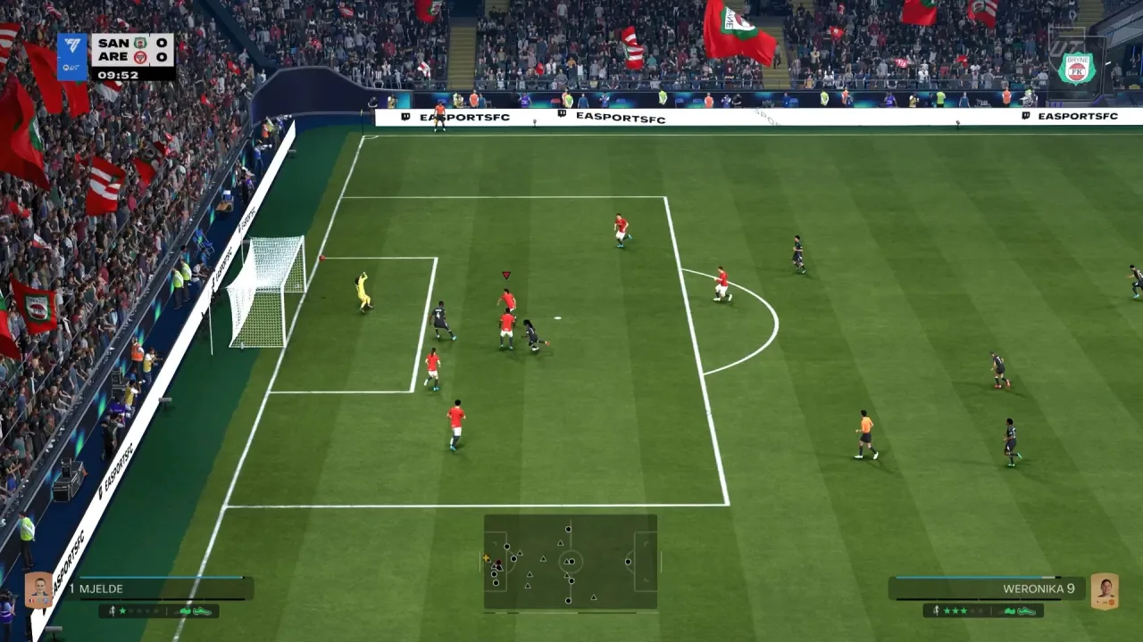 نمای مسابقه Ultimate Team در FC 26 هنگام شوت به دروازه با شاخصهای داخل بازی